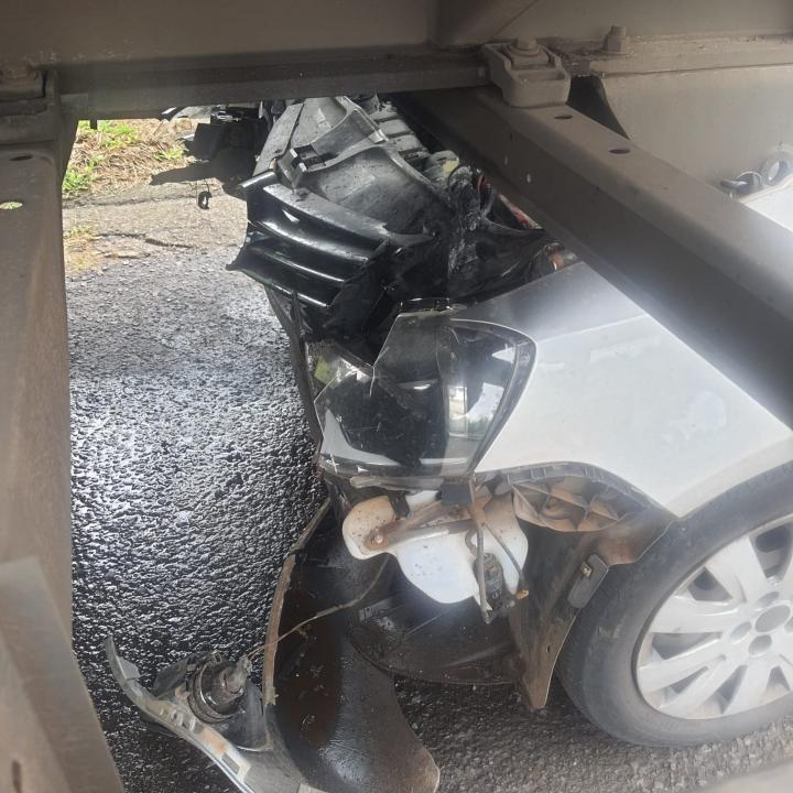 Foto 5 de 5 — Homem é socorrido após acidente entre carro e caminhão na região